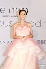 组图：Amanda S.订婚后首披婚纱 自称未婚夫很大方