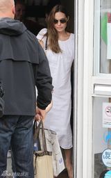 组图：36岁辣妈安吉丽娜-朱莉白裙现身咖啡馆