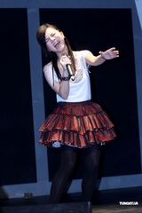 高清组图：邓紫棋北京签售 现场投入演唱新歌