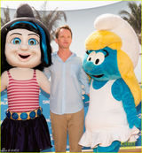 组图：《蓝精灵2》主创亮相 凯蒂-佩里抱蓝精灵