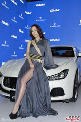 组图：张智霖皮衣有型 同场女星露底抛奶斗性感