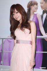 组图：小蜜桃办婚宴 王心凌低胸装现身当伴娘