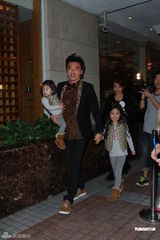 组图：钟镇涛生日携女亮相派对 谭咏麟叶童现身