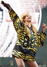 组图：蕾哈娜献唱音乐节 撅臀秀腿性感爆棚