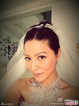 组图：滕丽名泰国嫁金融才俊 海边相依幸福洋溢