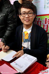 组图：陈琪家乡签售场面火爆 金莎助阵欲招亲