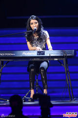 组图：曲婉婷献唱《我的歌声里》突然叫停