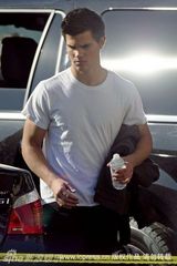 幻灯：《暮光》男星白T恤裹身肌肉隐现