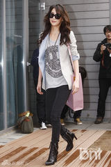 组图：金莎朗秀智等戴墨镜出席活动 秀性感美腿