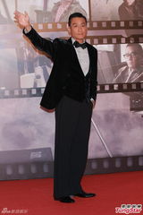 组图：梁家辉亮相金像奖红毯 举手致意