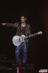 组图：周杰伦开个唱大秀人鱼线 张智霖同台助阵