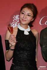 组图：熊黛林携手张智霖出席活动 大露背打扮抢镜