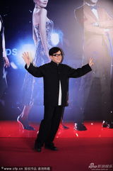 组图：成龙大哥压轴现身 挥手浅笑亲和力十足