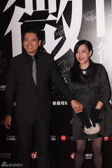 组图：2012新浪微博之夜红毯-发哥发嫂恩爱牵手