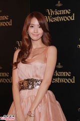 高清组图：少女时代允儿赴港 甜美亮相人气火爆