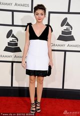 组图：摩登家庭童星萨拉亮相格莱美成熟妩媚