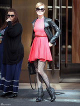 高清组图：埃文-雷切尔-伍德街拍 皮衣配红裙