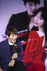 独家：金亚中朱元宣传新片 与观众互动送拥抱