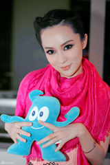 幻灯图：霍思燕任浦东旅游宣传大使 抱海宝庆世博