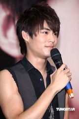 幻灯组图：AK顶酷暑台北签唱 劲歌热舞谢歌迷支持