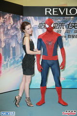 组图：文咏珊穿黑色吊带裙 似黑色蜘蛛女