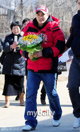 组图：韩国实力组合SGWannaBe成员金勇俊入伍现场