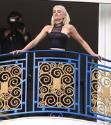 组图：格温-史蒂芬妮阳台秀肌肉 女王范儿十足