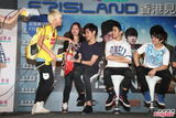 组图：美男乐团FTIsland亮相 与粉丝亲昵击掌