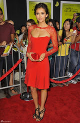 组图：妮娜-杜波夫性感红裙美艳亮相