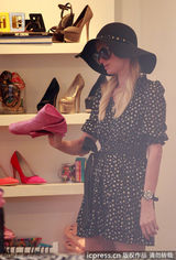 组图：帕里斯-希尔顿潮店扫货毫不惜金