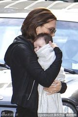 组图：贝嫂踩高跟稳健抱女 小公主包裹严实似蚕宝宝