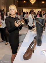 组图：妮可-里奇黑裙亮相 搭配豹纹高跟踝靴