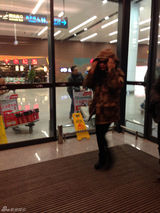 组图：巩新亮素颜现身机场 墨镜军大衣显潮范