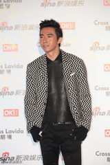 组图：俞灏明黑皮夹克亮相红毯气质硬朗