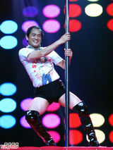 组图：60岁退休男干部挑战钢管舞 舞姿不输职业舞者