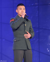 高清组图：众服役艺人参加韩国《演艺士兵演唱会》 
