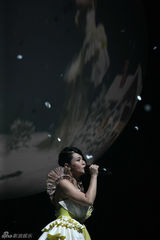 幻灯：刘若英北京个唱着超人装 与歌迷大合唱落泪