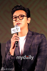 组图：朱智勋李哈妮出席新片《我是王》发布会