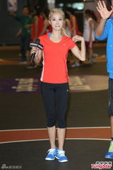 组图：蔡依林玩篮球胸部疑缩水 不介意恋情被拍