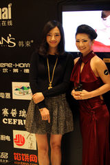 组图：白百何清新俏皮助阵时尚生活盛典