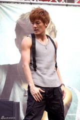 组图：吴克群新碟庆功会火爆 欲露腹肌答谢歌迷