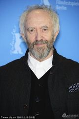 组图：《黑血》发布 导演斯鲁奇尔拄拐宣传