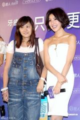 组图：杨谨华纯白洋装美艳动人 化身“亮白女王”