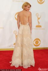 组图:《国土安全》克莱尔丹尼斯吊带裙风情万种