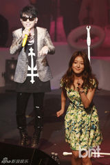 组图：韩歌手李承焕发片 前妻蔡琳同日宣布恋情