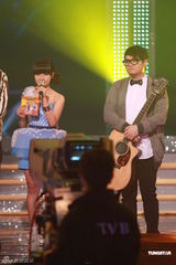 组图： 容祖儿TWINS亮相《劲歌金曲优秀选》录影