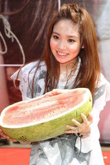 组图：陈芳语首辑庆功签唱 自曝狂爱贺军翔