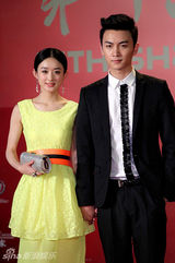 组图：赵丽颖陈晓【演员】荧屏外首牵手红毯人气高