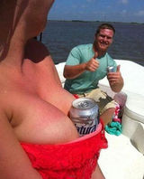 组图：美女示范胸部用法大全 能当枕头能夹啤酒