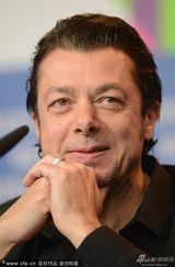 组图：《金子》记者会乌维-波姆红衣惹眼